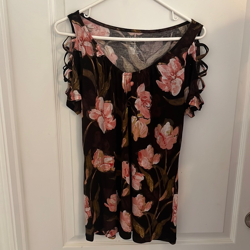 Floral shirt with cutout shoulders